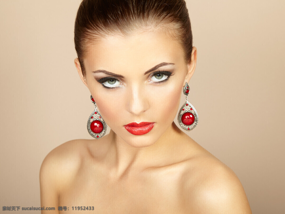戴 宝石 耳环 女人 外国女人 雪白肌肤 性感 宝石耳环 首饰 红宝石 美女图片 人物图片