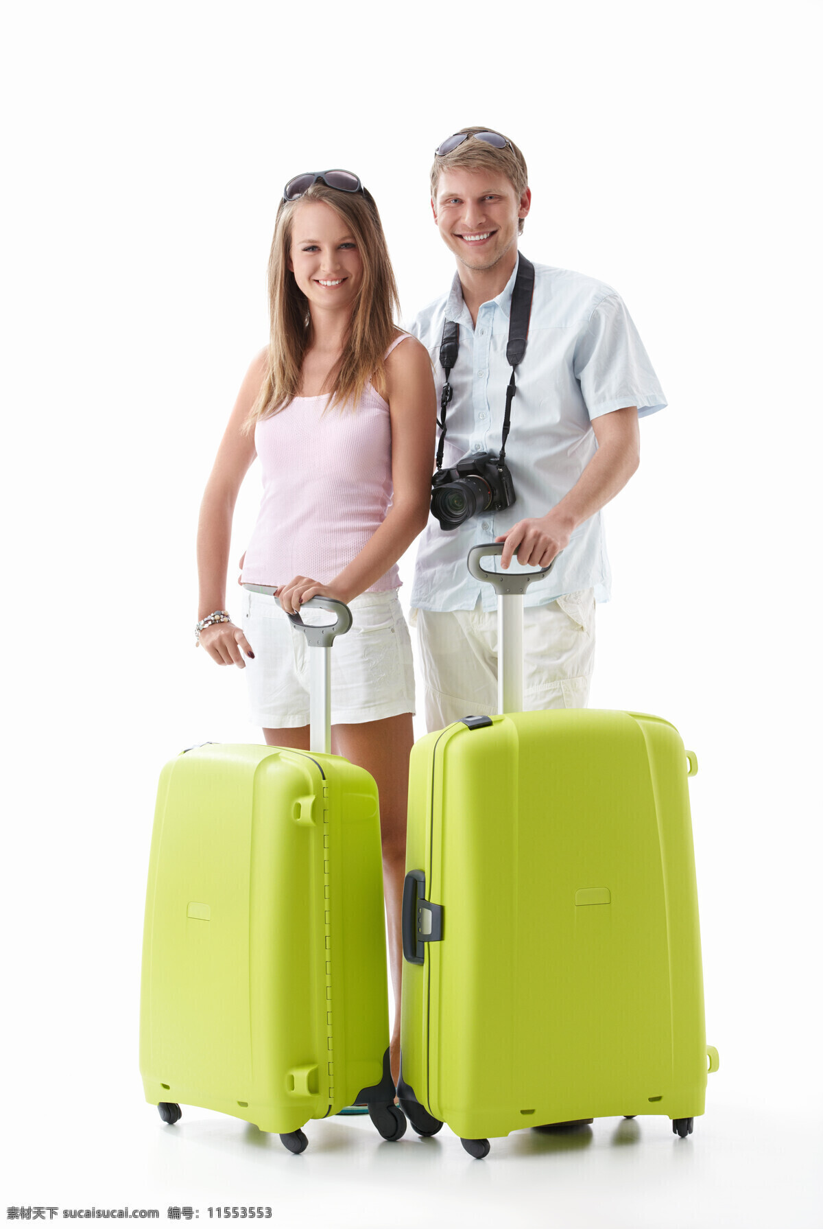 幸福 外国 夫妻 旅行箱 旅行家庭 旅行 旅游 度蜜月 外国夫妻 年轻夫妻 开心 手势 提着 叉腰 微笑 站着 行李箱 两个行李箱 拉着 拿着 相机 高清图片 生活人物 人物图片