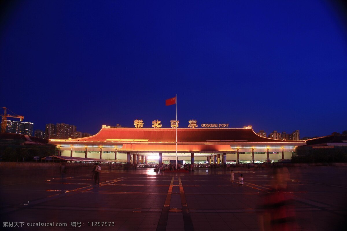 珠海 拱北口岸 夜景 飞檐式屋顶 中国式建筑 灯光照耀 水晶宫般美丽 进出口门户 广场 来往人员 高层住宅楼 夜空 景观 旅游风光摄影 建筑风光 旅游摄影 国内旅游