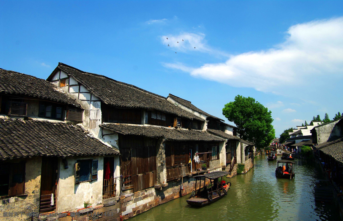 江南水乡 小河 河流 船 木船 小船 划船 古镇 水乡 古建筑 古迹 蓝天白云 乡村旅游 国内旅游 旅游摄影