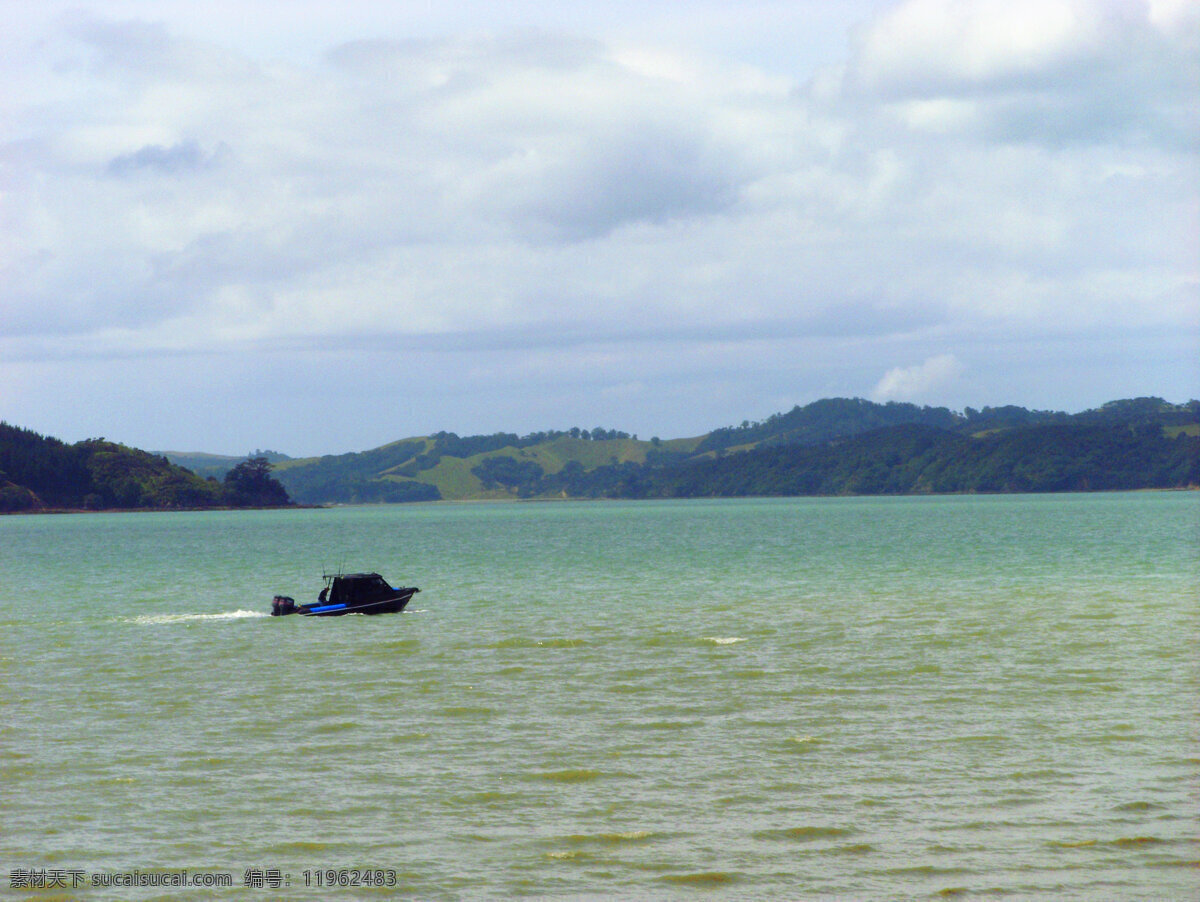 大海 国外旅游 海水 旅游摄影 绿树 阴天 游艇 新西兰 风景图片 新西兰风景 阴云 远山 海滨 风光 风景 生活 旅游餐饮