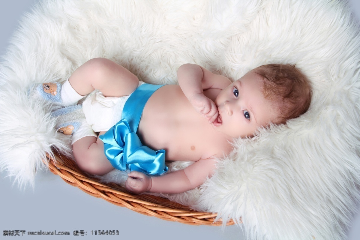 外国 宝宝 外国宝宝 可爱宝宝 竹框 蓝色丝带 白毛被 湿不尿 兔耳朵 百天照 满月照 人物摄影 宝宝图片 人物图片