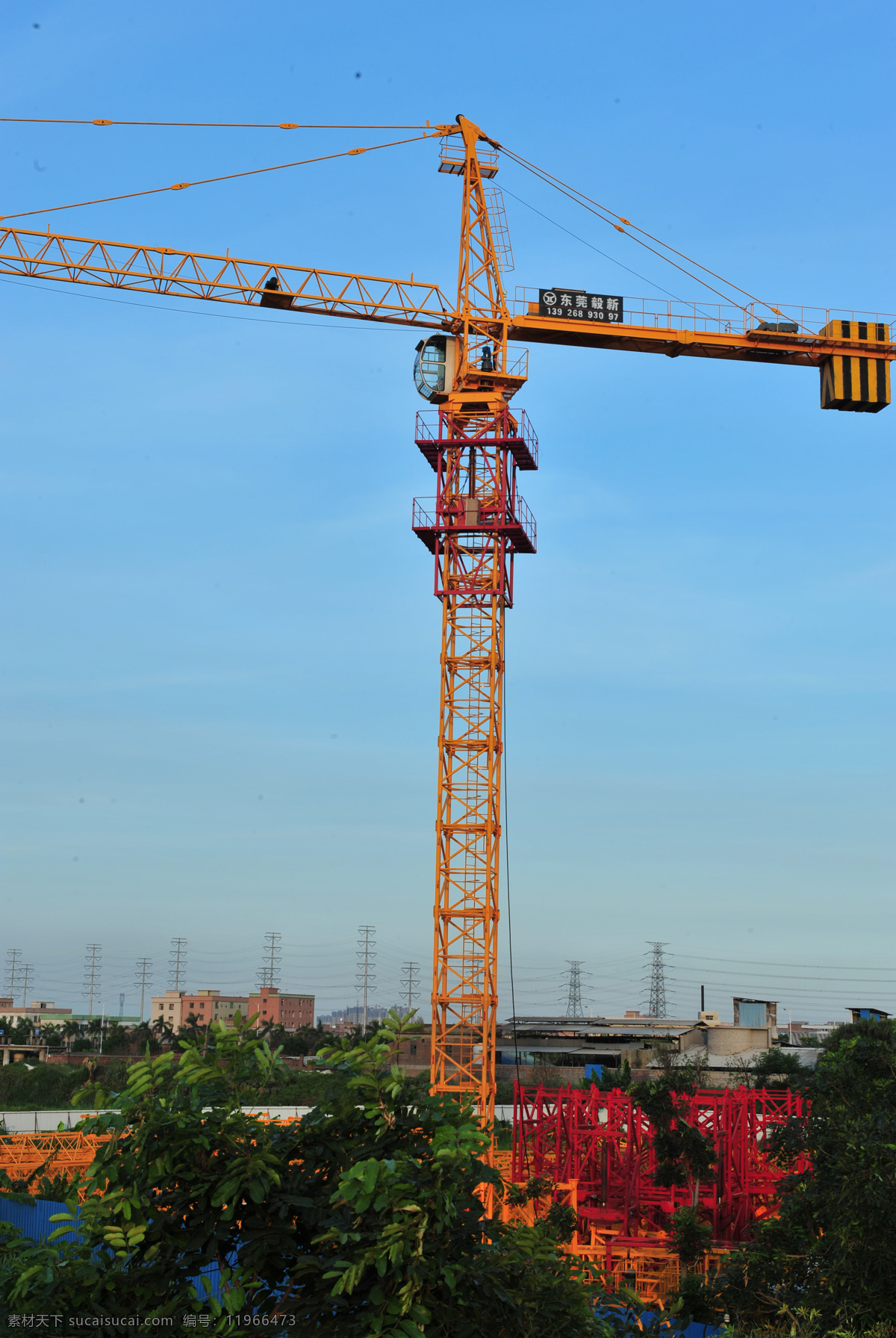 建筑工程塔吊 塔吊 楼房 吊机 蓝天 天空 建筑 建筑工程 工业生产 现代科技