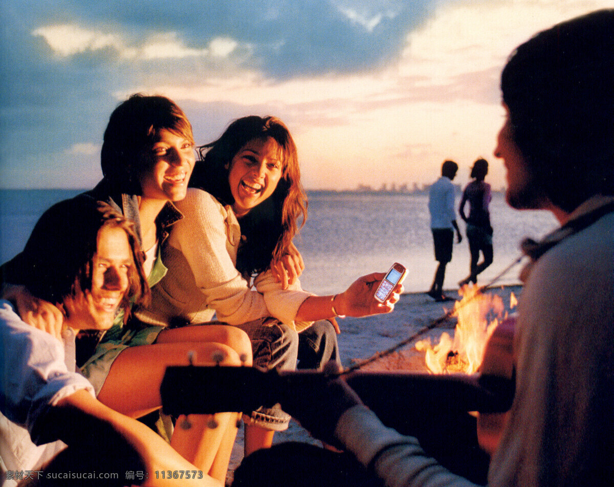海边 篝火 吉他 时尚 青年 欢乐 狂欢 欢笑 夕阳 海滩 设计用图片 人物摄影 人物图库