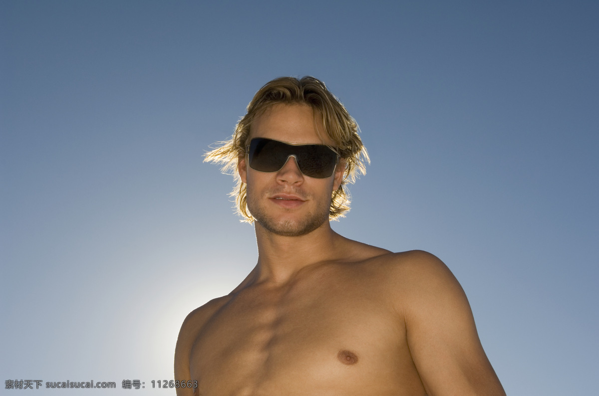 阳光 下 墨镜 男人 蓝天 太阳 大海 沙滩 海浪 浪花 生活人物 人物图片