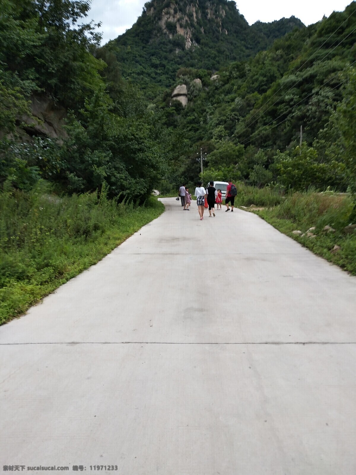 山间旅游的人 山间水泥路 大山之间 高山 绿树 旅游摄影 国内旅游