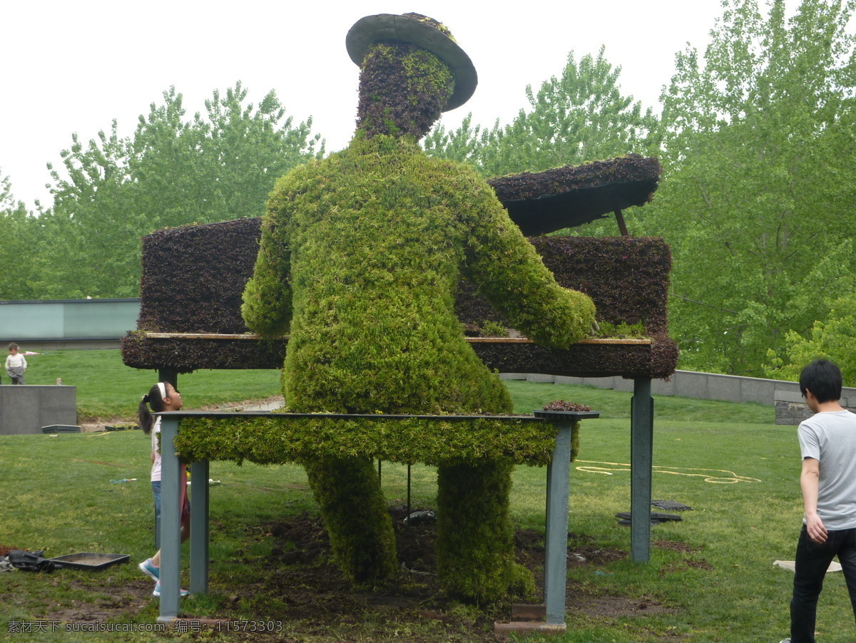 白云 草地 雕塑 钢琴 国内旅游 旅游摄影 上海 园艺 世纪公园 植物 树木 弹钢琴的人 天空 psd源文件