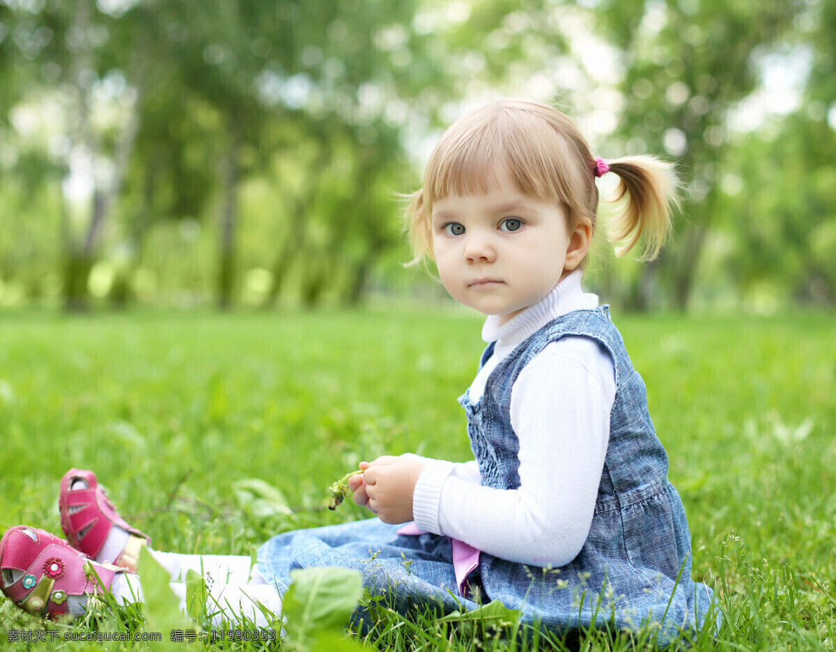 可爱 外国 小女孩 女孩 外国妇孩 草地 草坪 树 人物摄影 儿童图片 人物图片