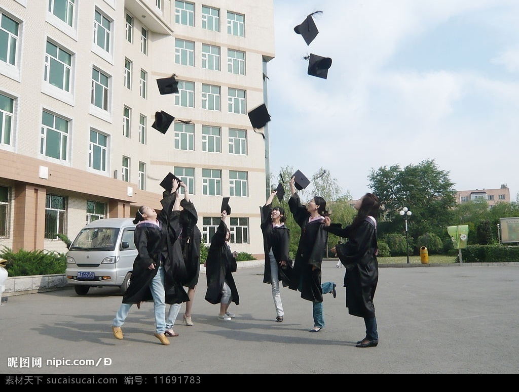 毕业了 毕业 学士服 大学生 开心 跳跃 撇帽子 校园楼前 校园 里 我们 人物图库 日常生活 摄影图库