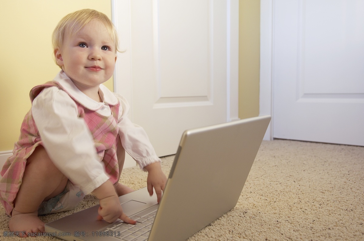 正在 玩电脑 女孩 电脑 地毯 儿童 可爱 儿童摄影 外国人 儿童图片 人物图片