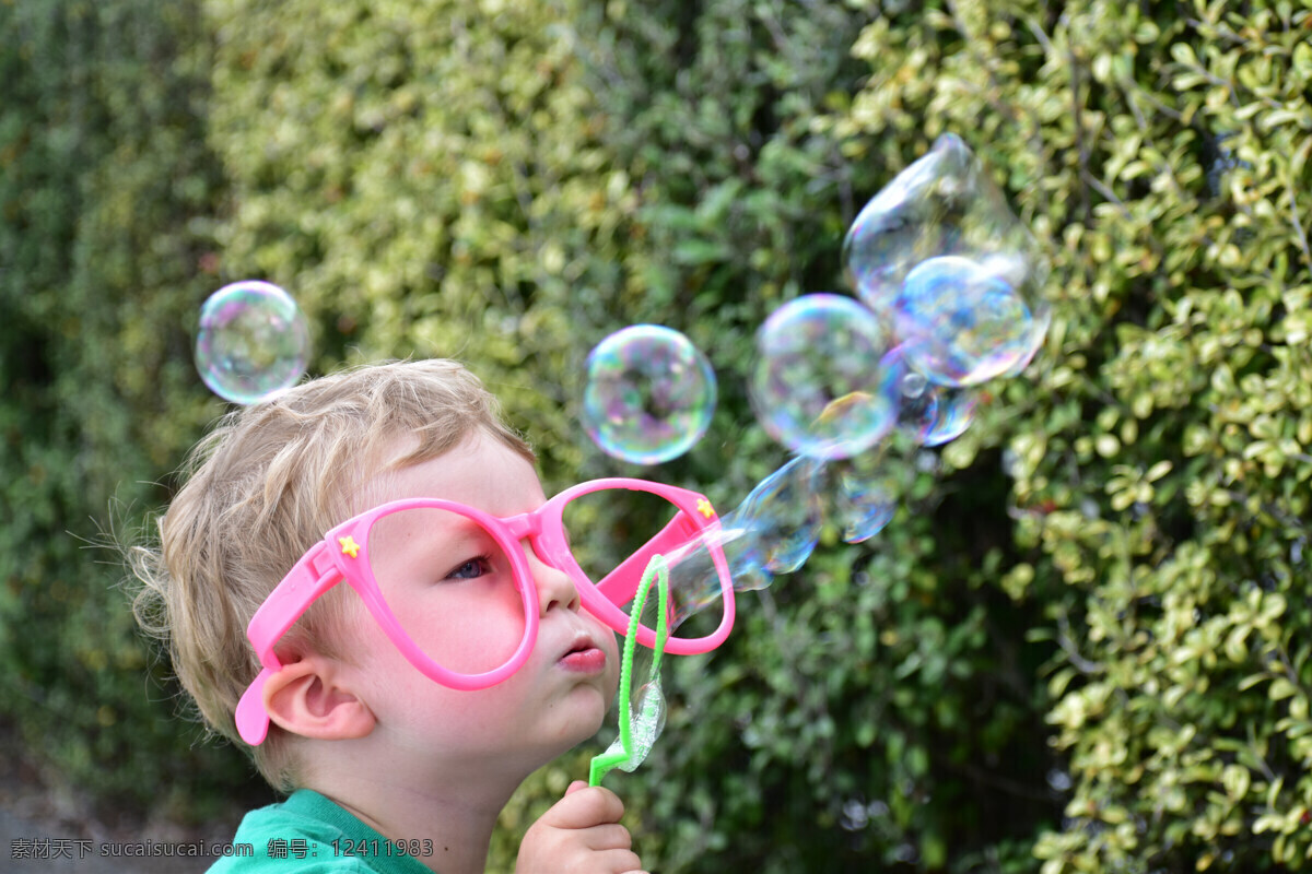 吹泡泡 吹气泡 泡泡 气泡 儿童 玩耍 小孩 小孩子 人物图库 儿童幼儿