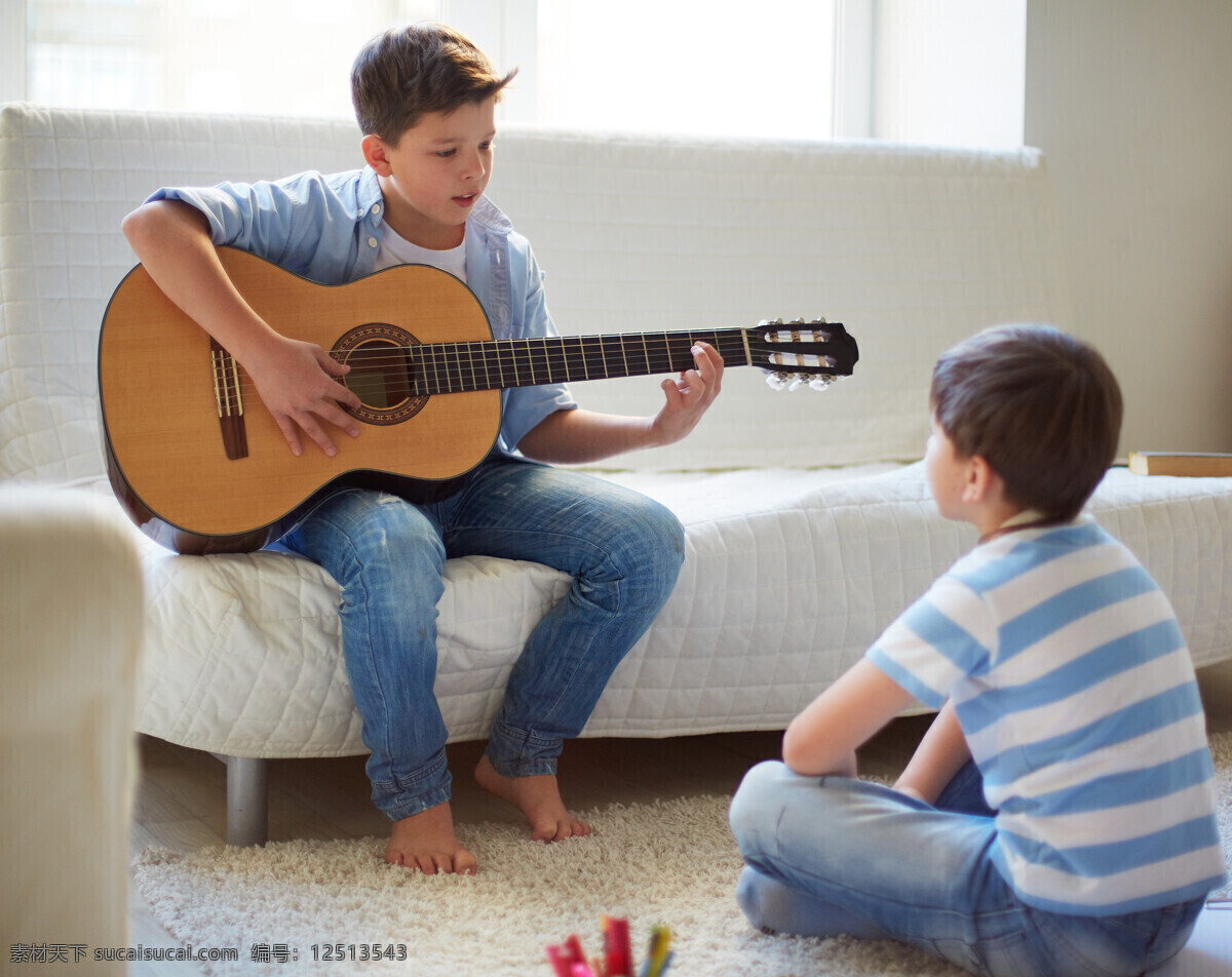 弹 吉他 两个 小孩 小男孩 外国小孩 儿童 人物 外国人物 生活人物 人物图片