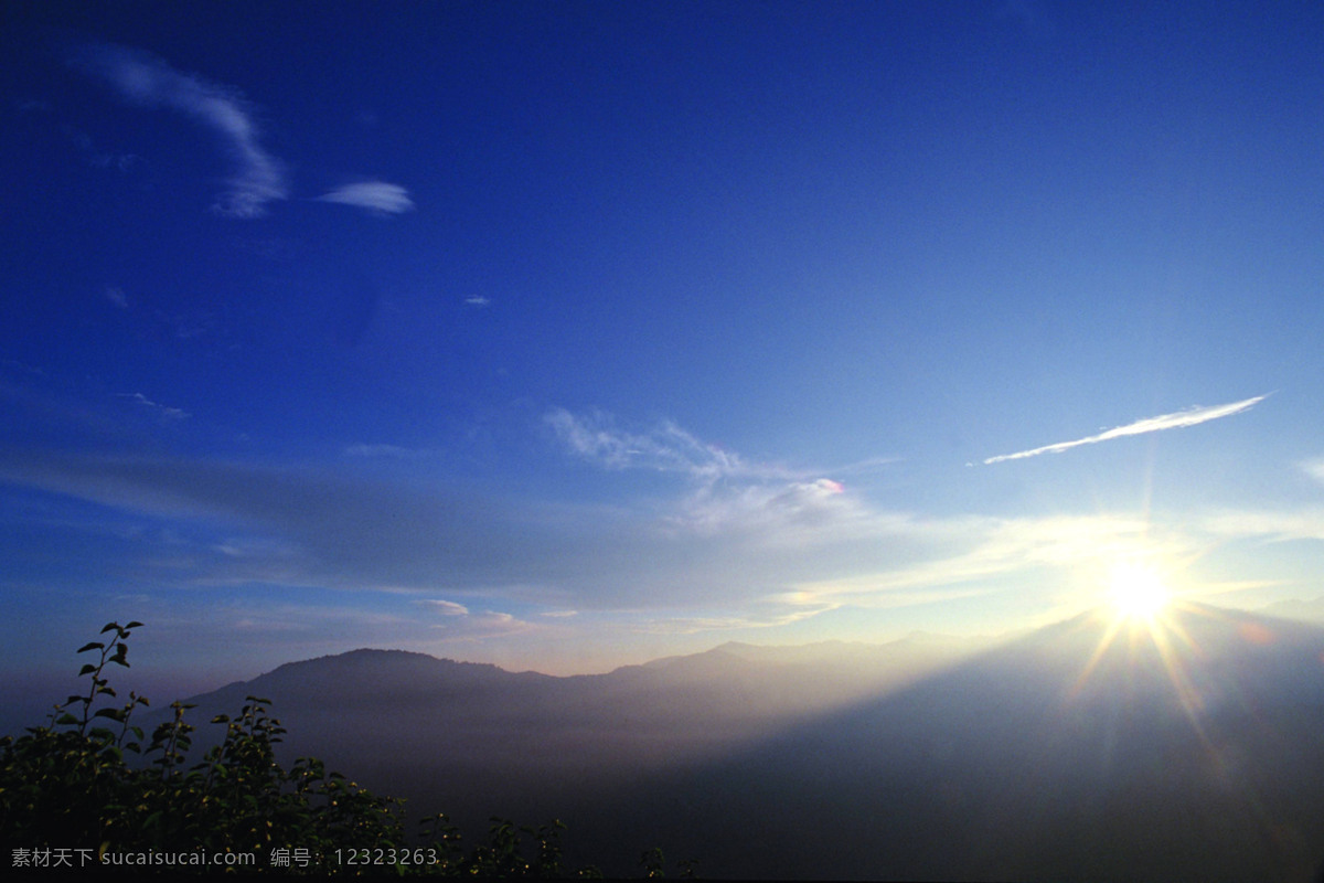 阳光 够 白云 蓝天 梦幻蓝天 群山 树木 太阳 太阳光 植物 自然风景 自然景观 风景 生活 旅游餐饮