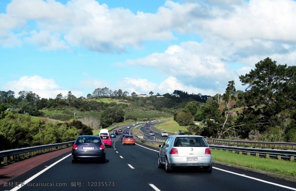 新西兰 高速路 风景 车 拍 天空 蓝天 白云 山坡 绿树 绿地 草地 车流 隔离带 护栏 新西兰风光 旅游摄影 国外旅游