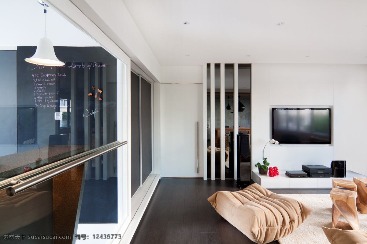 现代 时尚 客厅 白色 吊灯 室内装修 效果图 客厅装修 木地板 电视 背景 墙 褐色沙发