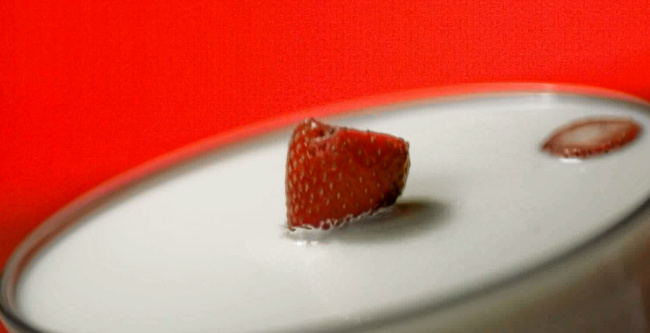 调入 牛奶 草莓 高清视频 视频素材 鲜牛奶 实拍视频