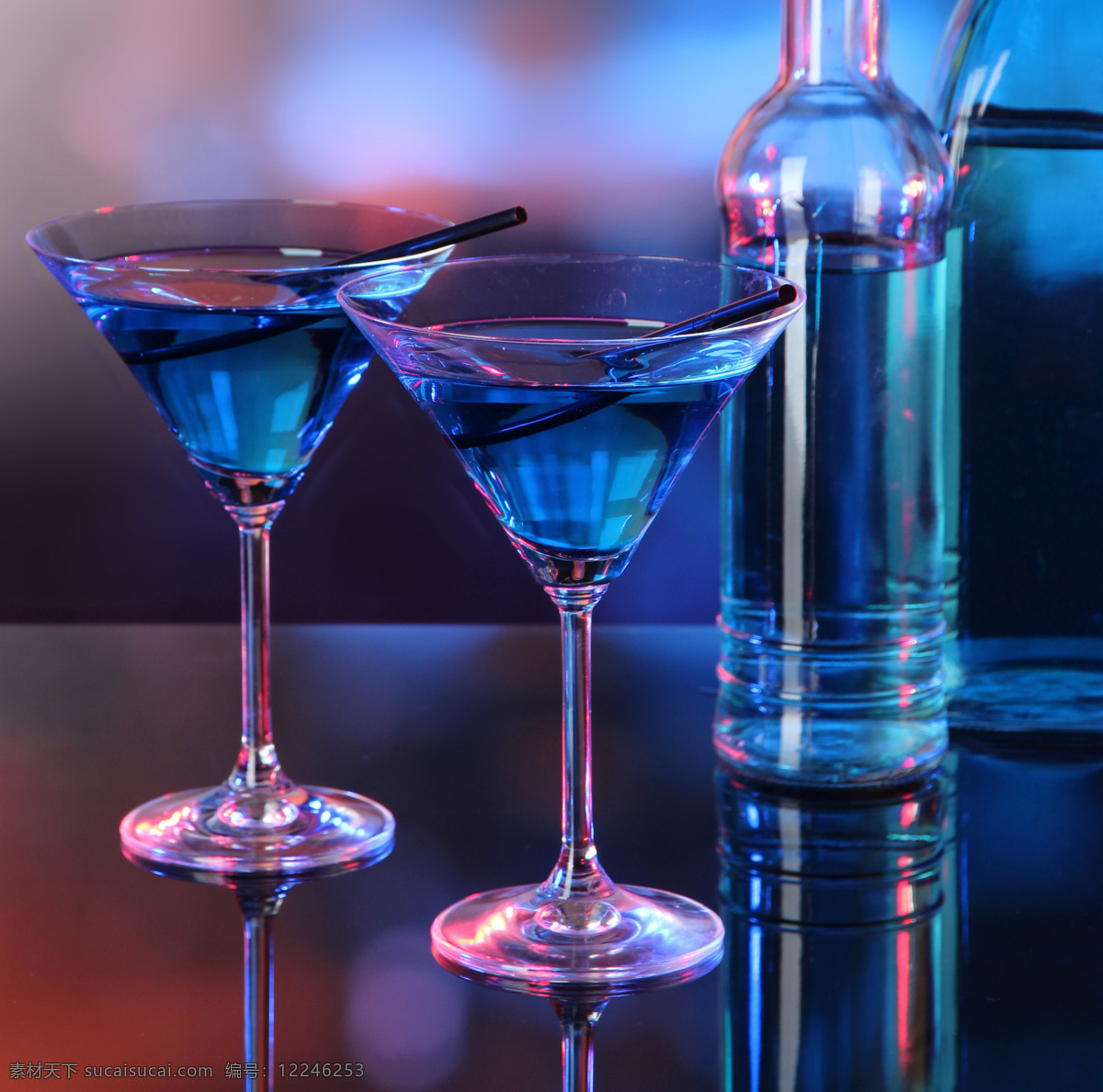 蓝色 鸡尾酒 高脚杯 玻璃酒杯 玻璃杯子 酒水饮料 鸡尾酒图片 餐饮美食