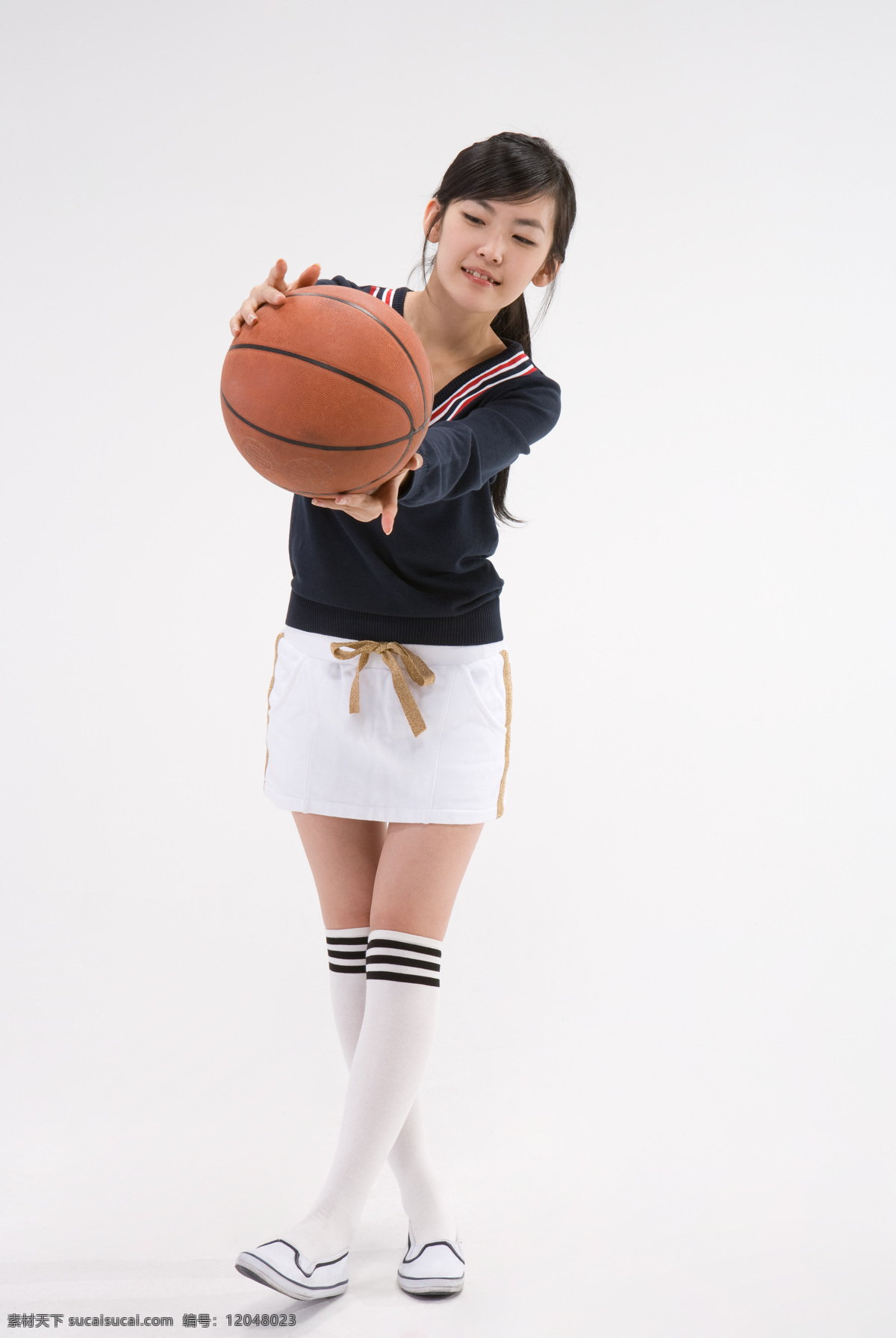 篮球 漂亮 学生 女生 漂亮女孩 服装 运动装 休闲 运动 阳光 打篮球 仰望 表情 微笑 开心 高清图片 生活人物 人物图片