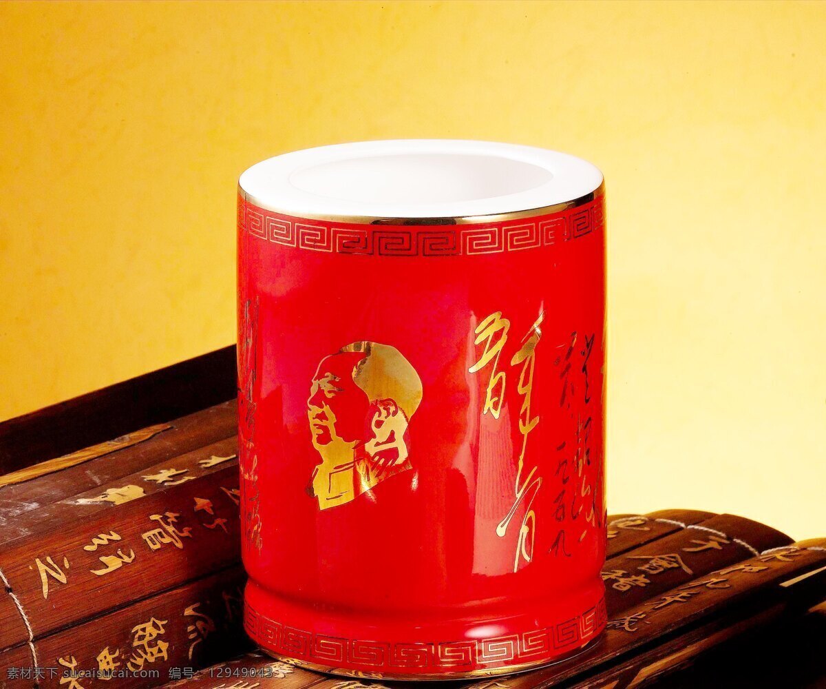 红瓷笔筒 红瓷 笔筒 竹简 复古 怀旧 高档 优雅 商务 个性 诗词 产品 传统文化 文化艺术