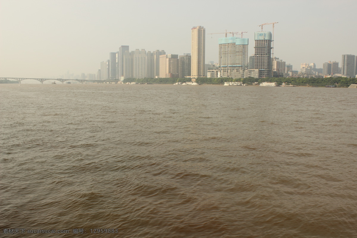 星城长沙 长沙 星城 潭州 橘子洲 湘江 江水 波浪 大桥 游船 快艇 建筑 江岸 保利 蓝天 白云 云朵 在施 眺望 美图 城市 旅游摄影 国内旅游