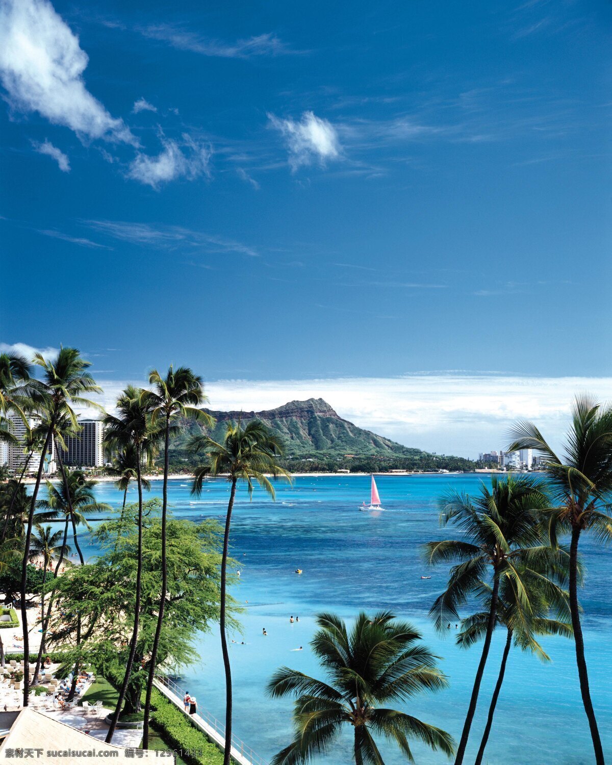 夏威夷关岛 天空 白云 沙滩 椰子树 楼房 人帆船 自然景观 自然风景 夏威夷 关岛 摄影图库