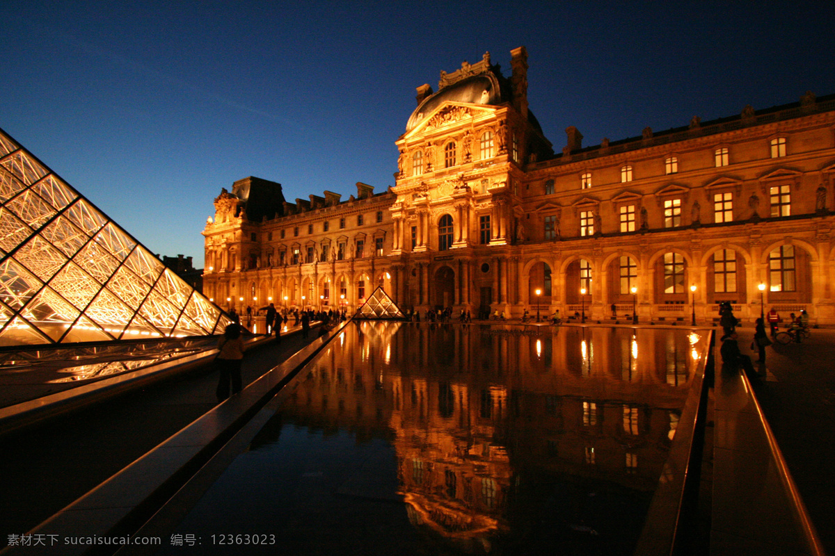 卢浮宫 夜景 艺术馆 博物馆 藏品惊人 著名艺术殿堂 法式建筑 广场 玻璃金字塔 水面 灯光 倒影 深蓝夜空 景观 景点 旅游风光摄影 世界名城 巴黎风光 国外旅游 旅游摄影