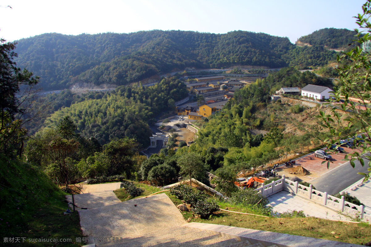 护栏 蓝天 绿树 平台 群山 寺庙 停车场 会稽山风景 盘山公路 石阶 会稽山龙华寺 宗教信仰 文化艺术