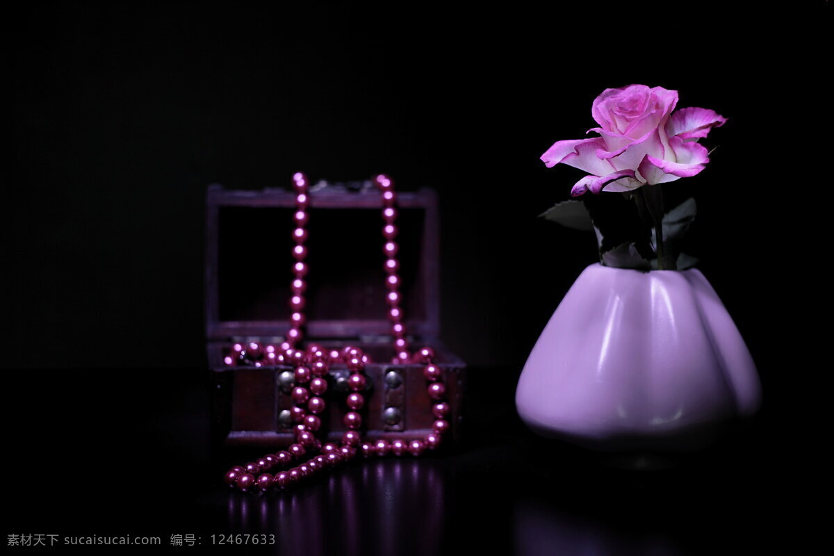 花瓶 梦幻 女人味 生活百科 生活素材 首饰 首饰盒 珍珠 项链 珍珠项链 鲜花 紫色 珠宝首饰 psd源文件