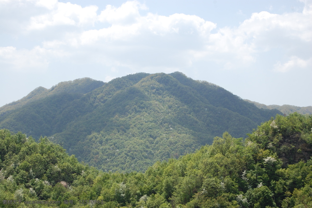 山峰青山 蓝天白云 光照 一座山 自然景观 自然风景