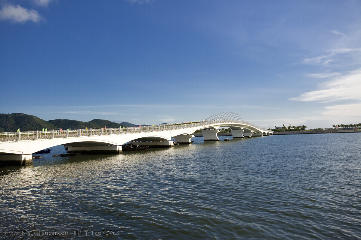 三亚 大桥 海南 海南三亚 大海 海水 大山 高山 群山 蓝天 天空 白云 风景 风景名胜 建筑 国内旅游 旅游摄影