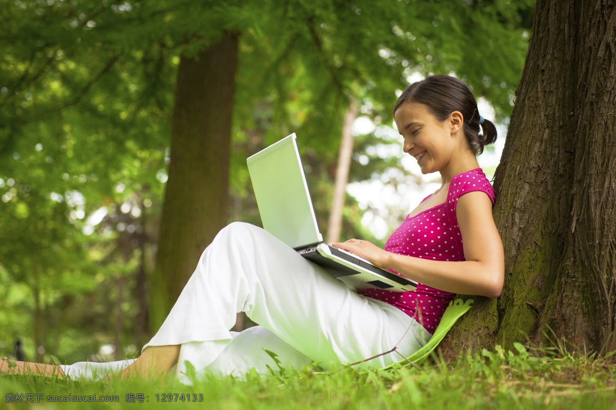坐在 树下 上网 女人 女性 美女 电脑电子产品 科技背景 其他类别 现代科技