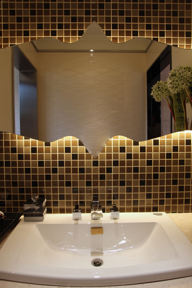 现代 小 细 格子 背景 墙 卫生间 室内装修 效果图 白色洗手台 异形镜子 浅色桌面 卫生间装修