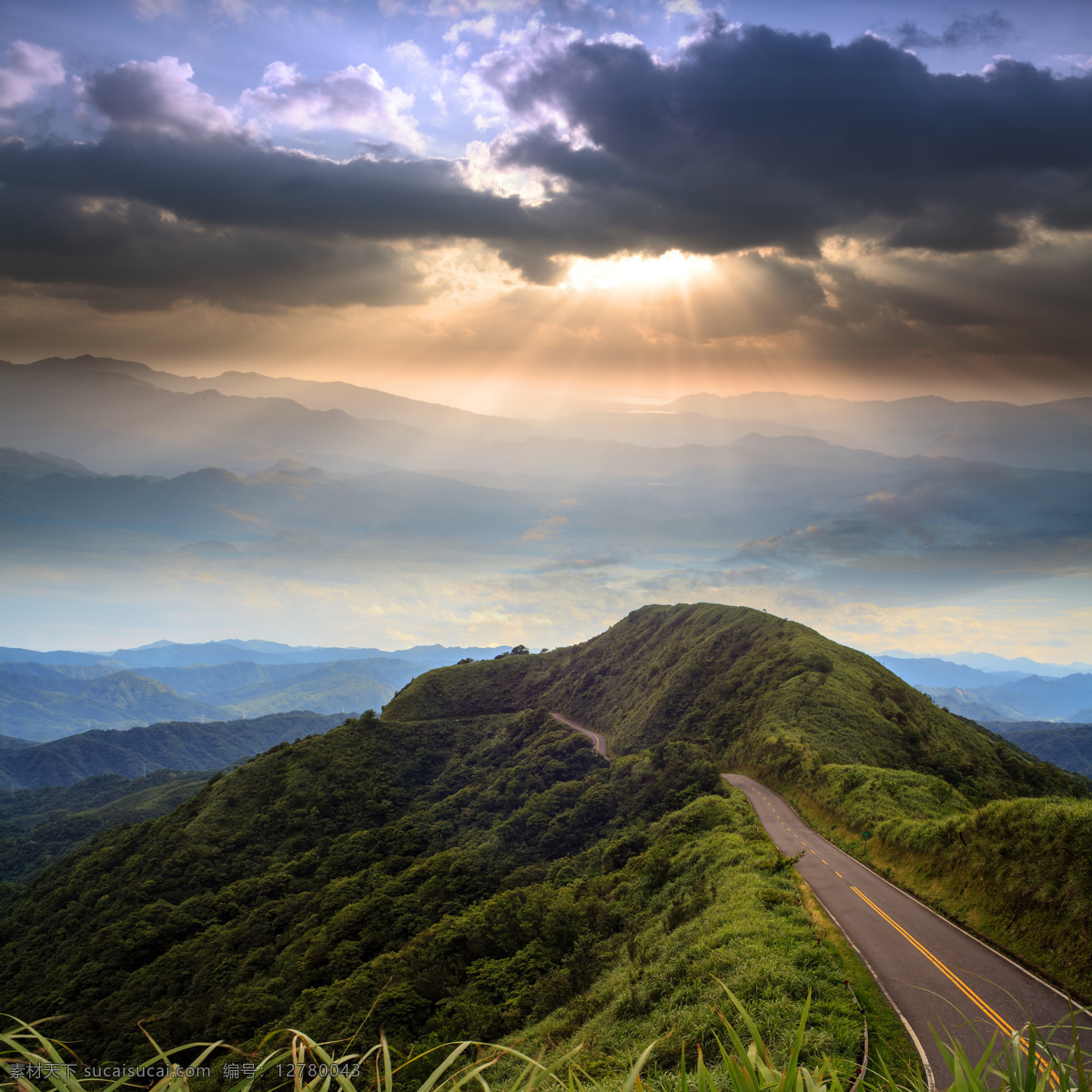 山峰 上 道路 天空 阳光 乌云 公路 自然风光 风景 公园 休闲旅游 山水风景 风景图片