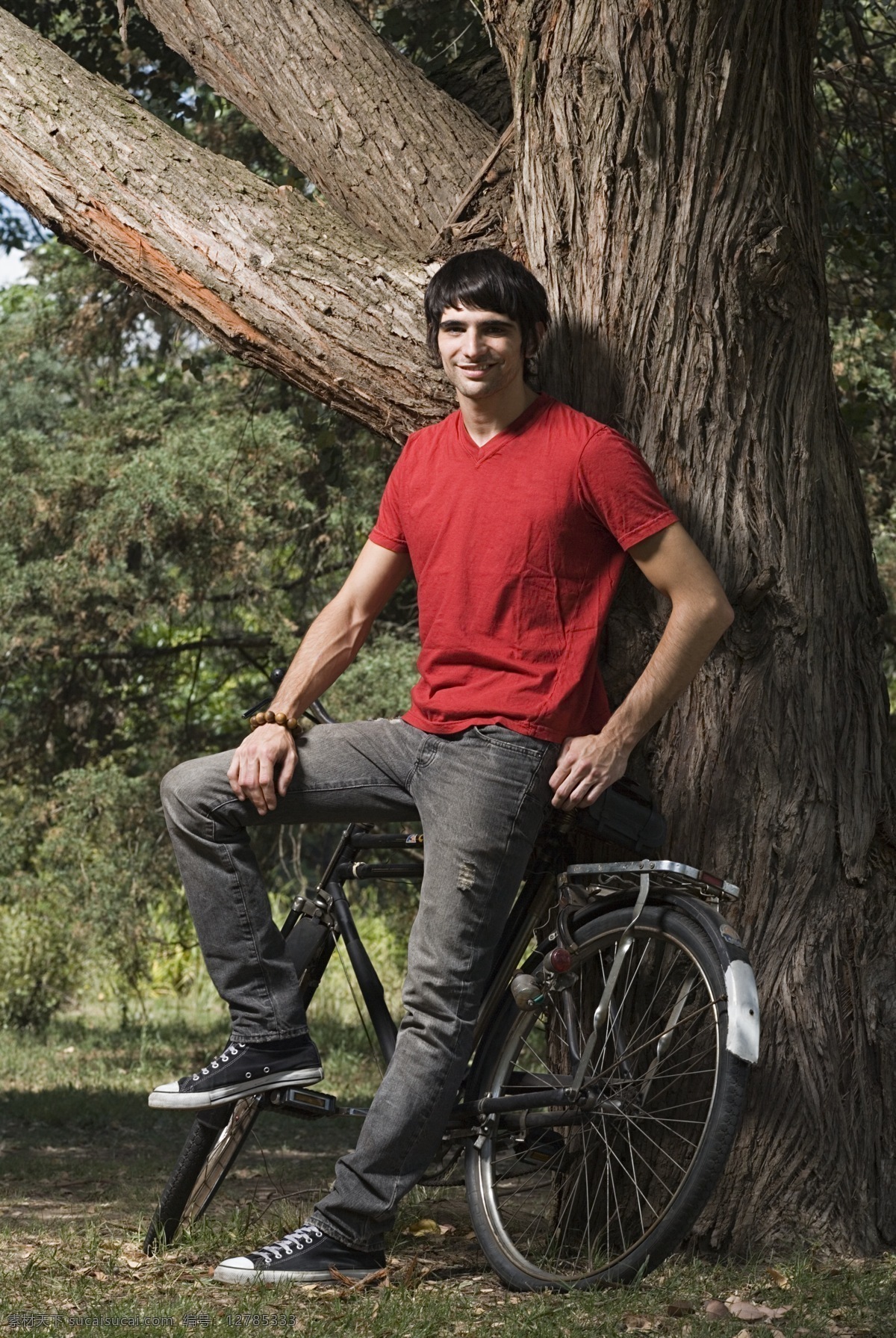 自行车 外国 男生 郊外 户外 放松 草丛 草地 外国男生 自行车与男人 大树 年轻男孩 微笑男生 男人图片 人物图片