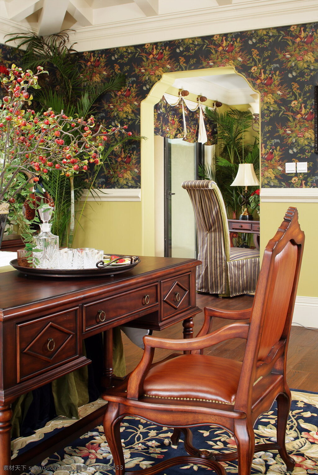 自然 雅致 美式 装修 书房 效果图 玻璃茶具 花簇壁纸 木地板 木制书桌 鲜花盆栽 印花地毯