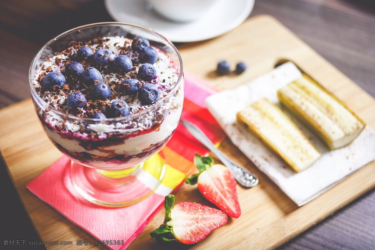 美味 蓝莓 冰淇淋 高清 冰激凌 草莓 玻璃器皿 水果
