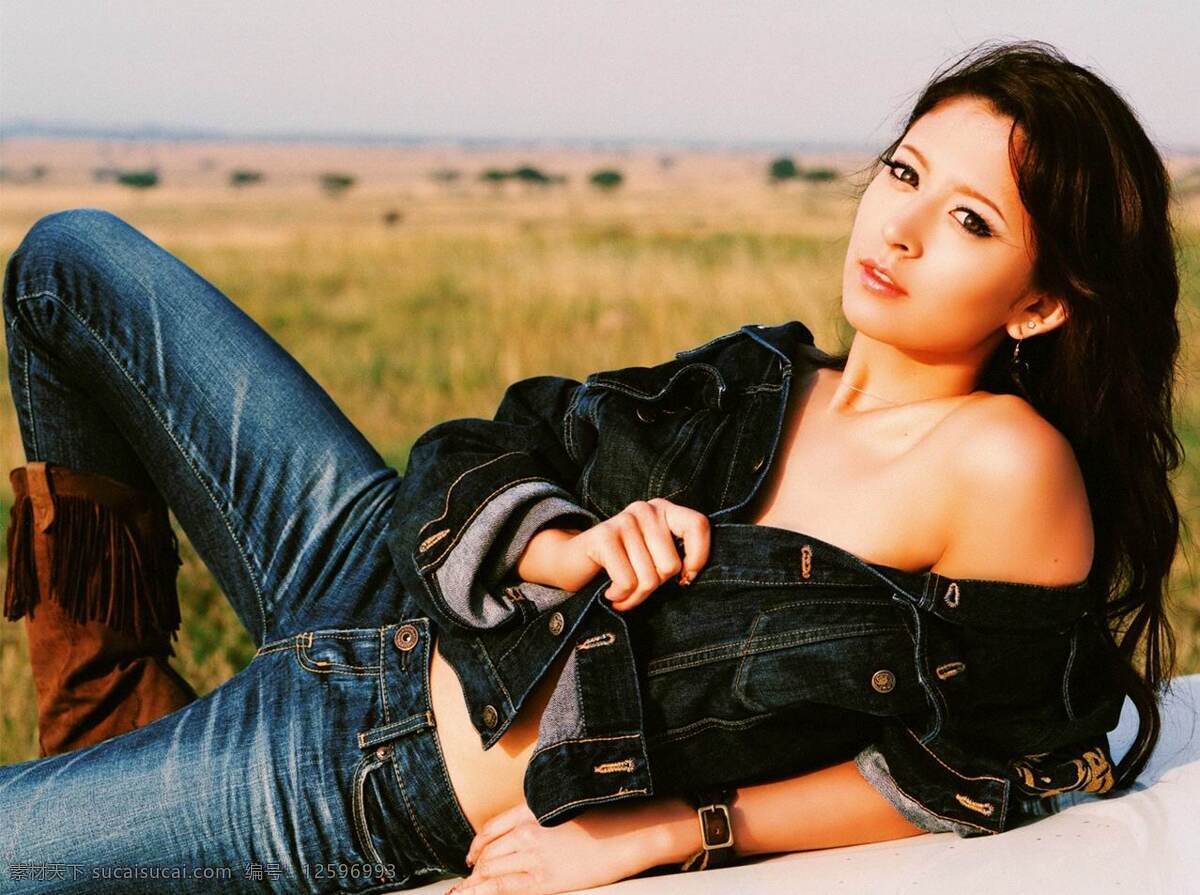 草原 美国 美女 明星 明星偶像 模特 人物图库 莉亚 迪 桑 莉亚迪桑 混血 性感 相机 psd源文件