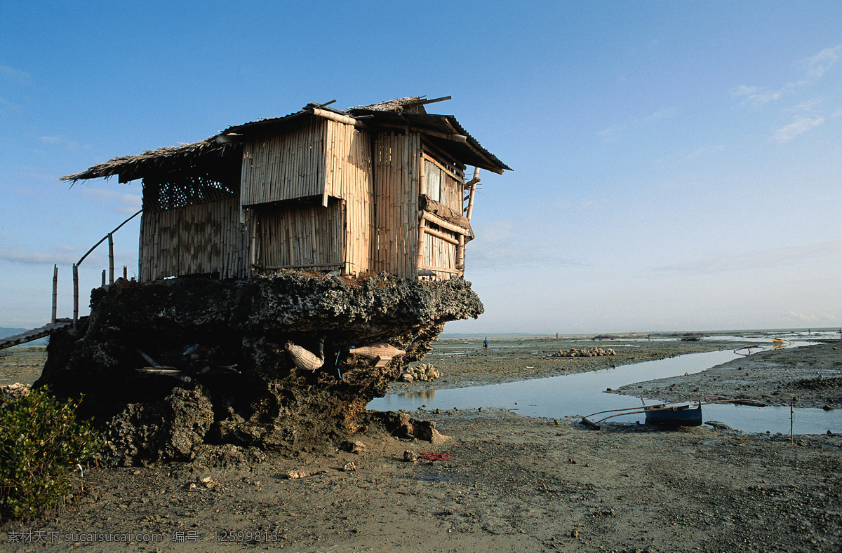 沙滩 上 屋 海岸 海边 海滩 建筑景观 蓝天 木屋 沙滩上的屋 小船 渔夫 简朴 简陋 自然景观 psd源文件