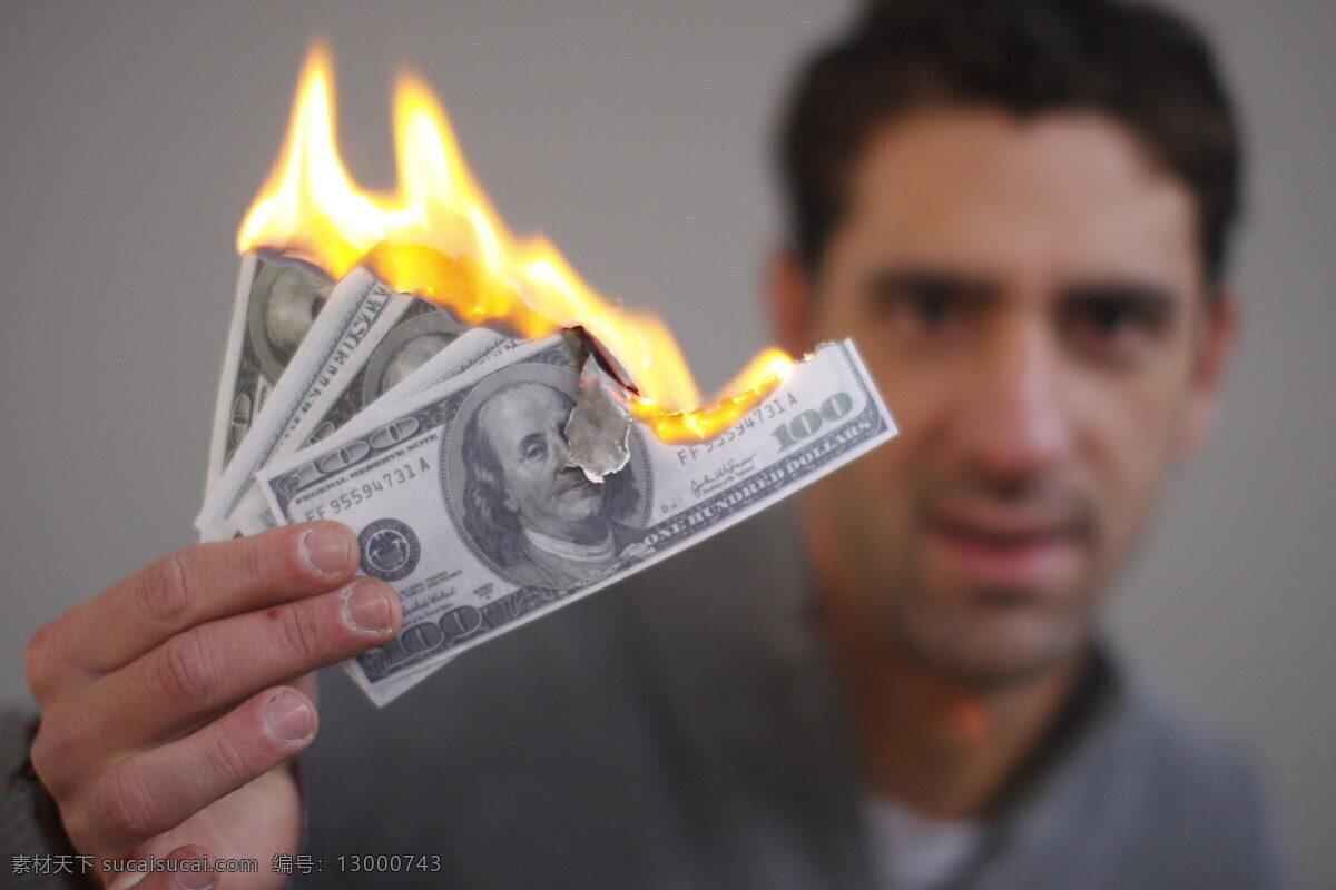 火烧 美元 男人 钱 纸币 美钞 一沓钞票 美金 火焰 燃烧 金融货币 商务金融