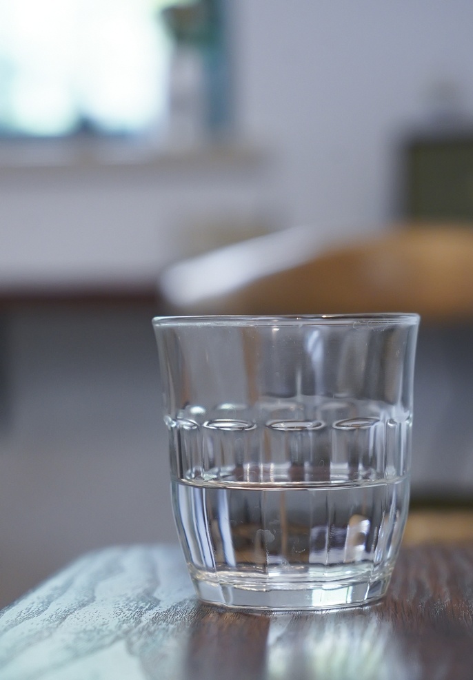 桌子 上 透明 水杯 杯子 玻璃杯 小清新摄影图 摄影图案 实物摄影图