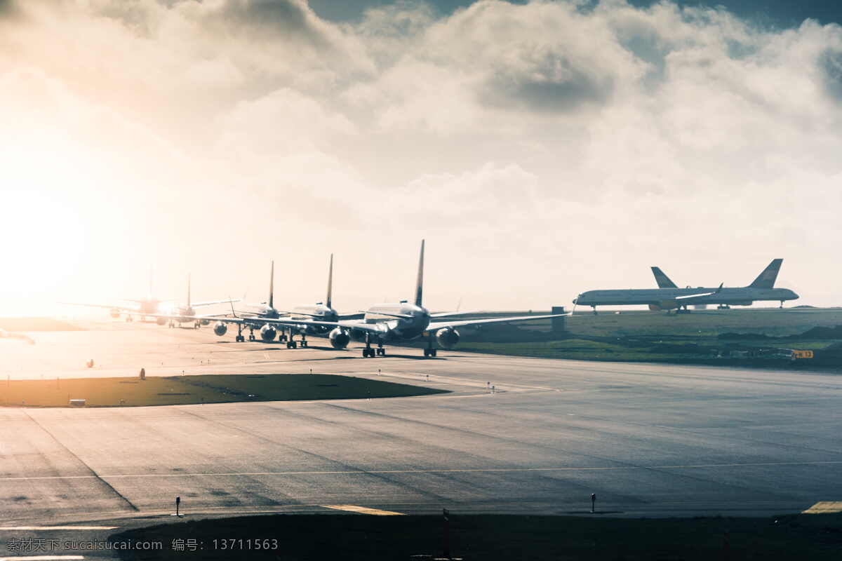 机场滑行道 队列 飞机 航空 飞机场 滑行道 飞行器 交通方式 机场跑道 天空 阳光 机场 cc0 公共领域 大图 现代科技 交通工具