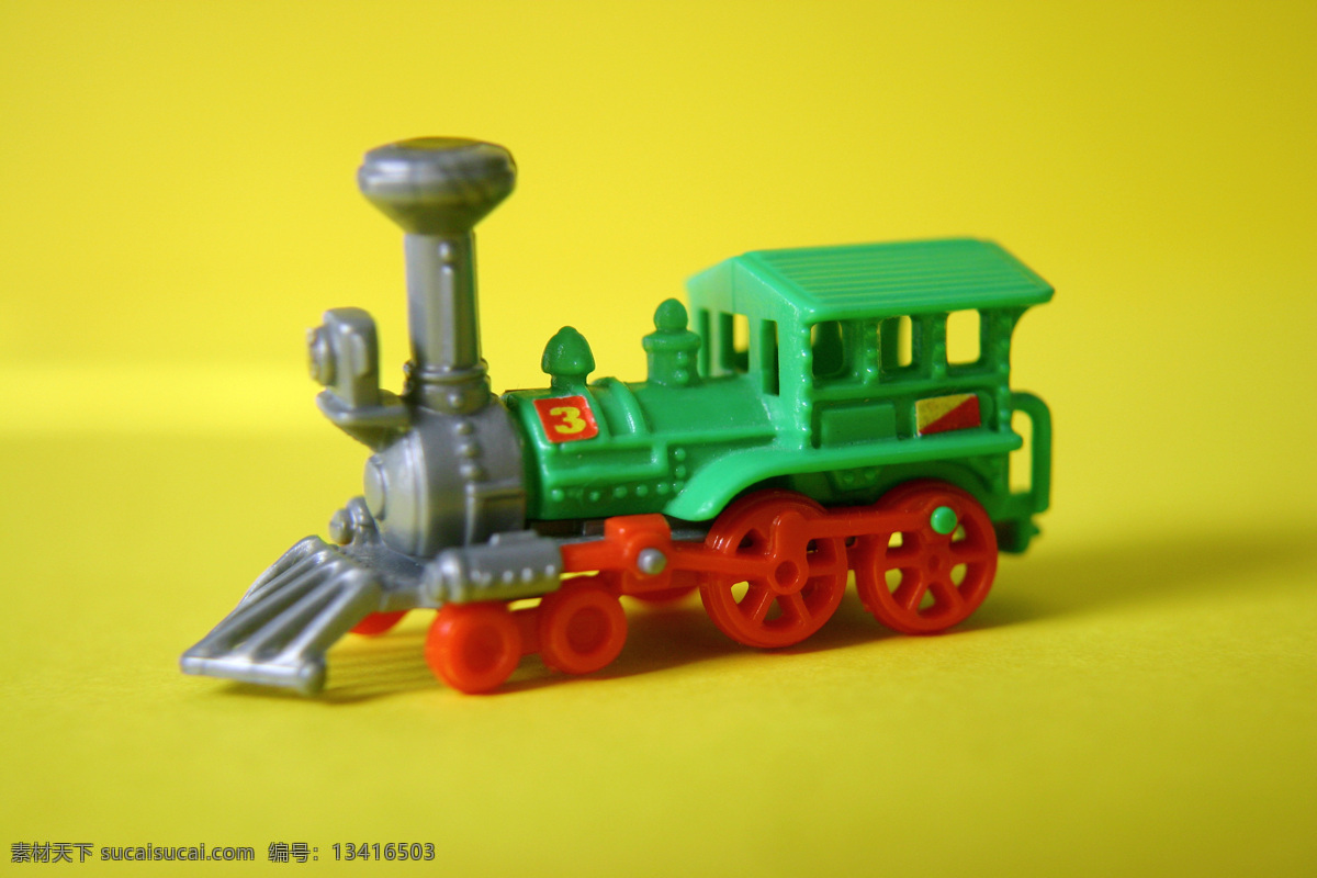 儿童 模型 生活百科 特写 铁皮 童趣 玩具 小 火车 小火车模型 小火车 娱乐休闲 psd源文件