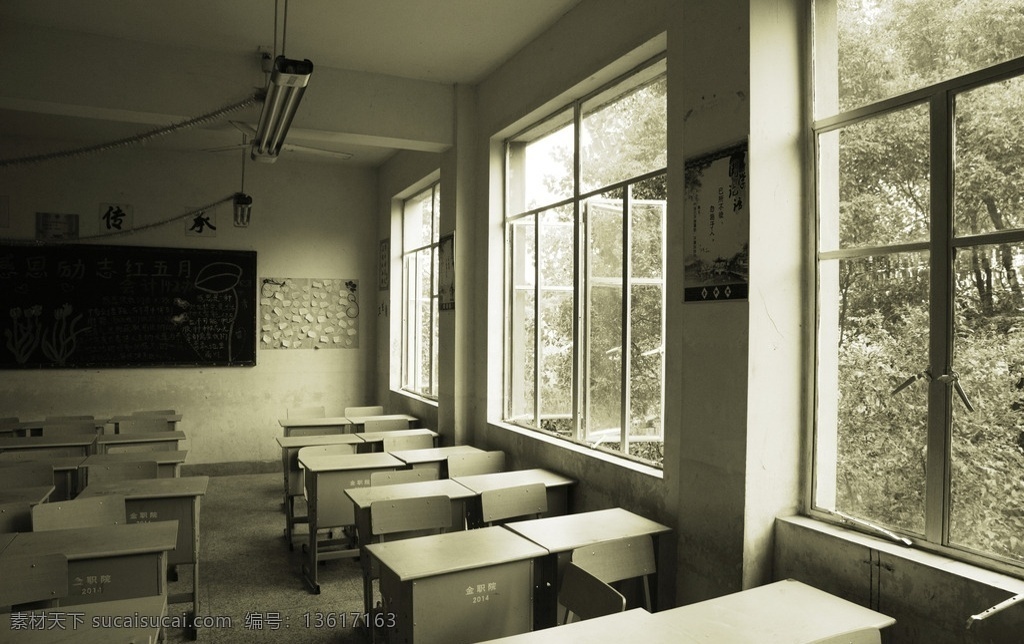 怀旧 教室 窗外 破旧 桌子 过去 光束 黑板 椅子 窗户 学校 室内 生活百科 学习办公