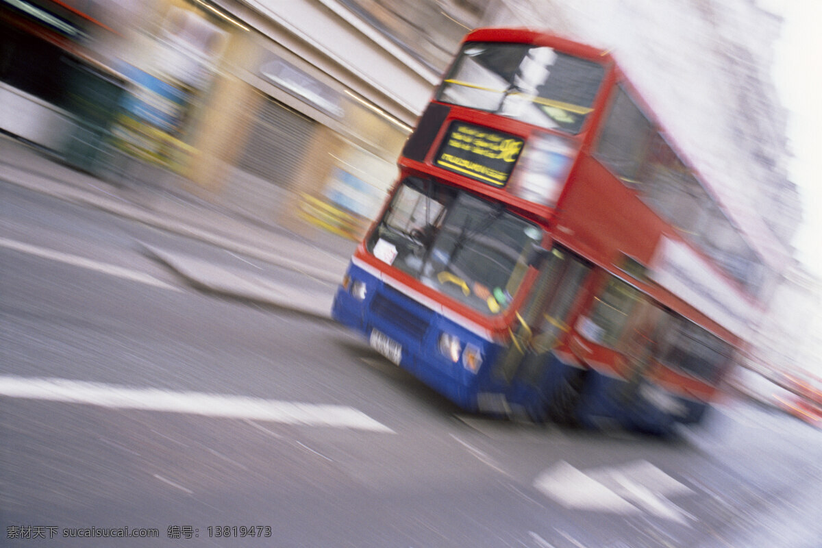 行驶 双层 巴士 城市 城市建筑 城市标识 英国 伦敦 现代城市 马路 双层巴士 急速行驶 城市风光 环境家居