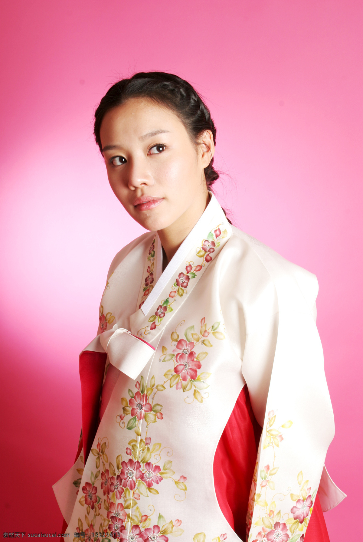 穿 韩服 女孩 女明星 女演员 歌手 大陆女星 港台女星 日韩女星 模特 长发 美腿 性感 时尚 妩媚 气质 妖娆 明星图片 人物图片
