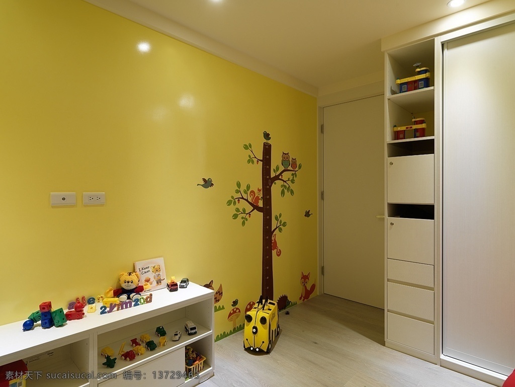 简约 儿童 房 黄色 墙壁 装修 效果图 儿童房 灰色地板砖 灰色衣柜 树木