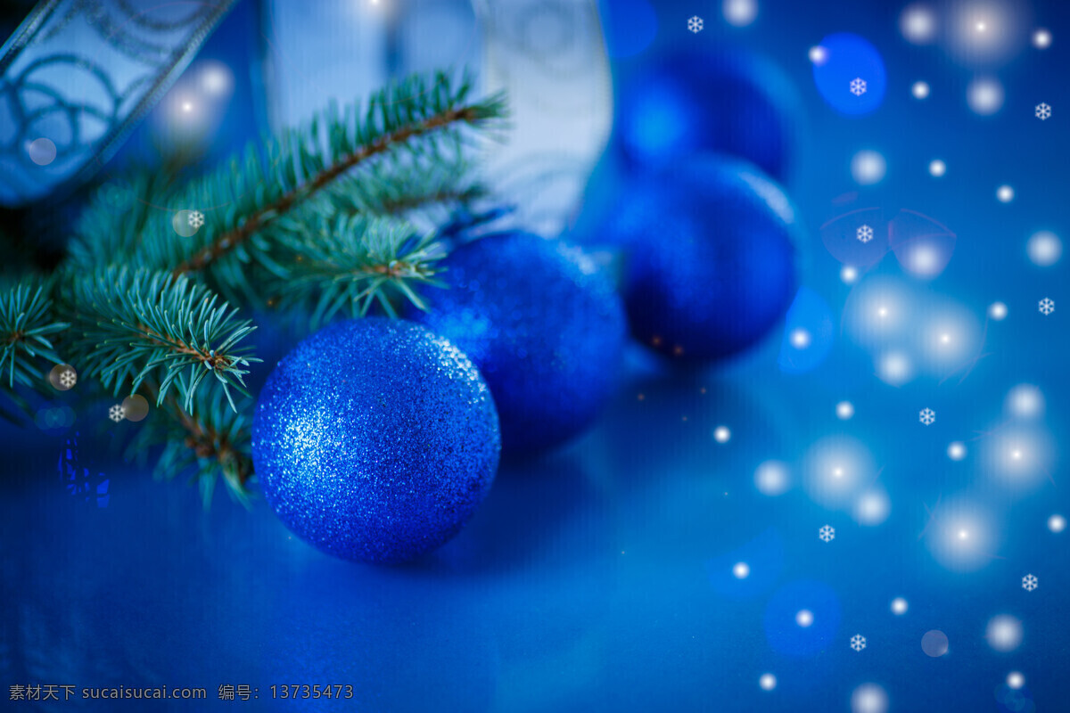 蓝色 背景 下 圣诞球 松枝 圣诞节 圣诞装饰物 蓝色背景 节日庆典 生活百科