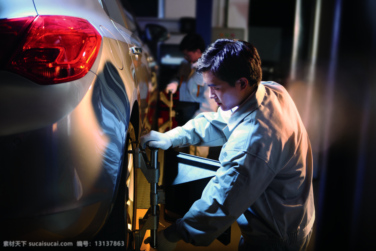 汽车服务 上海通用 别克 合资品牌 汽车 轿车 售后服务 人物 技师 青年 职业人物 工人 四轮定位 人物图库 人物图片 摄影图库