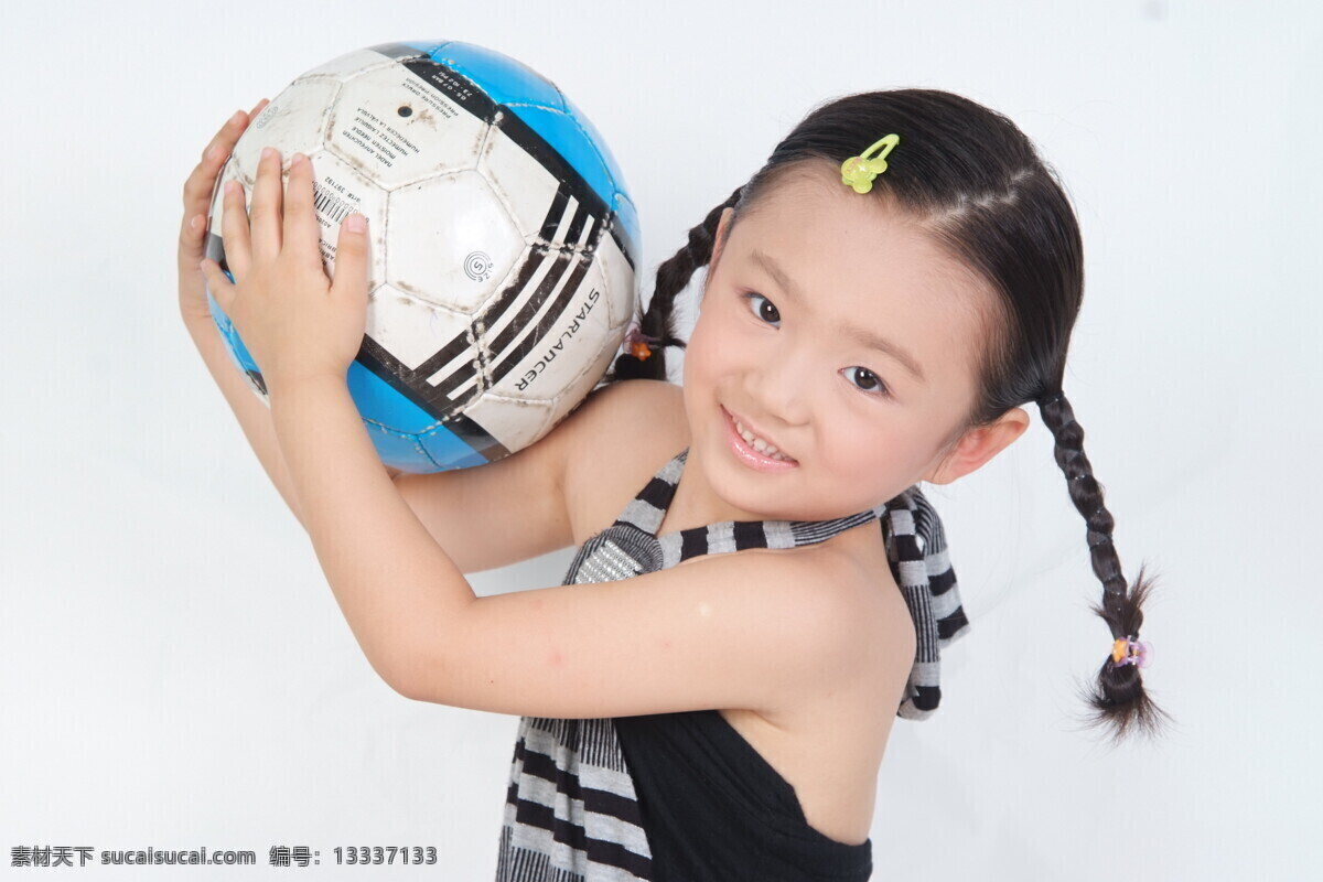 足球宝贝 儿童幼儿 活泼 快乐 人物图库 小女孩 有趣 足球 羊角辫 矢量图 日常生活