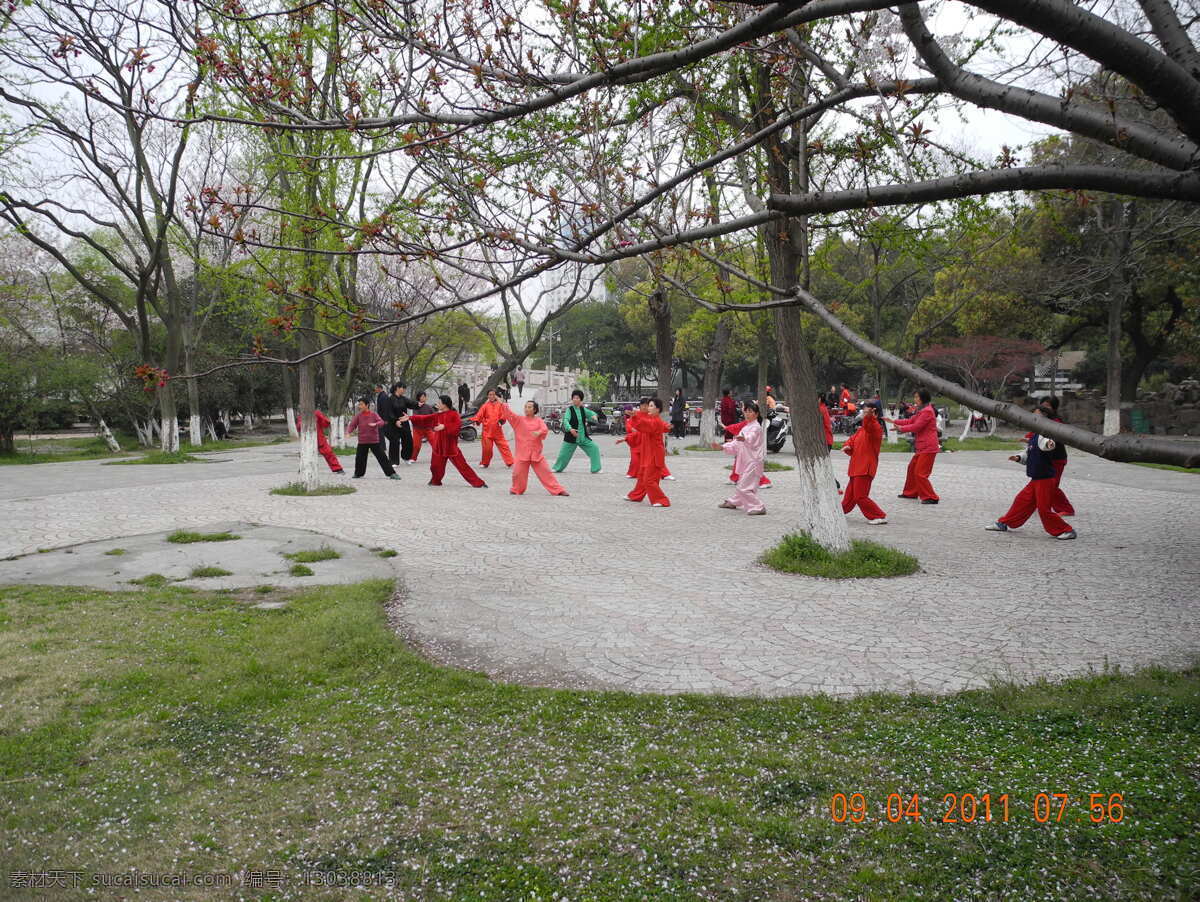 晨练 广场 老人 晨练队 红衣 树木 草地 人物摄影 人物图库